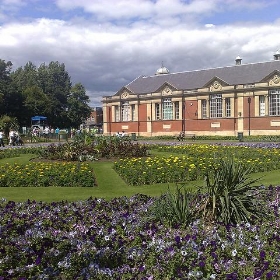 Dartford Library on a summer day 3 - suvodeb