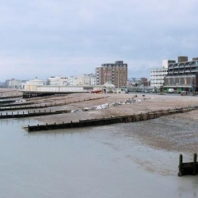 Worthing Sea Front - Looking West. - Jim Linwood