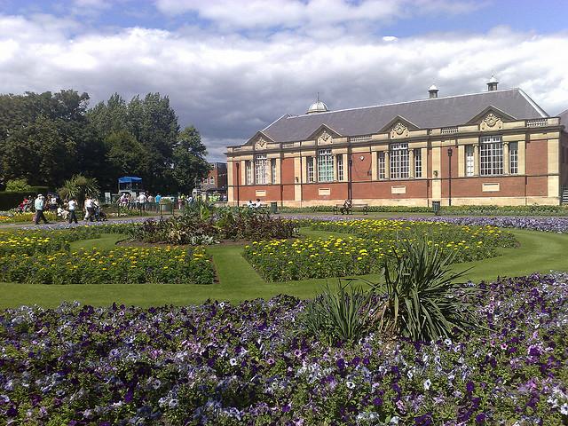 Dartford Library on a summer day 3