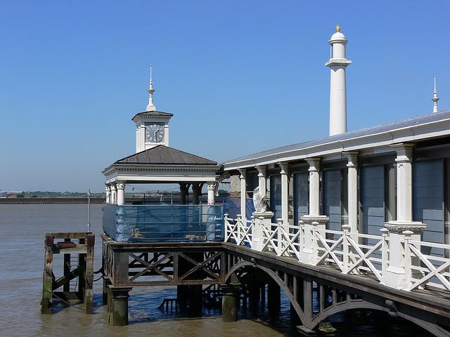 Time stands still at the Gravesend pier - P1030273